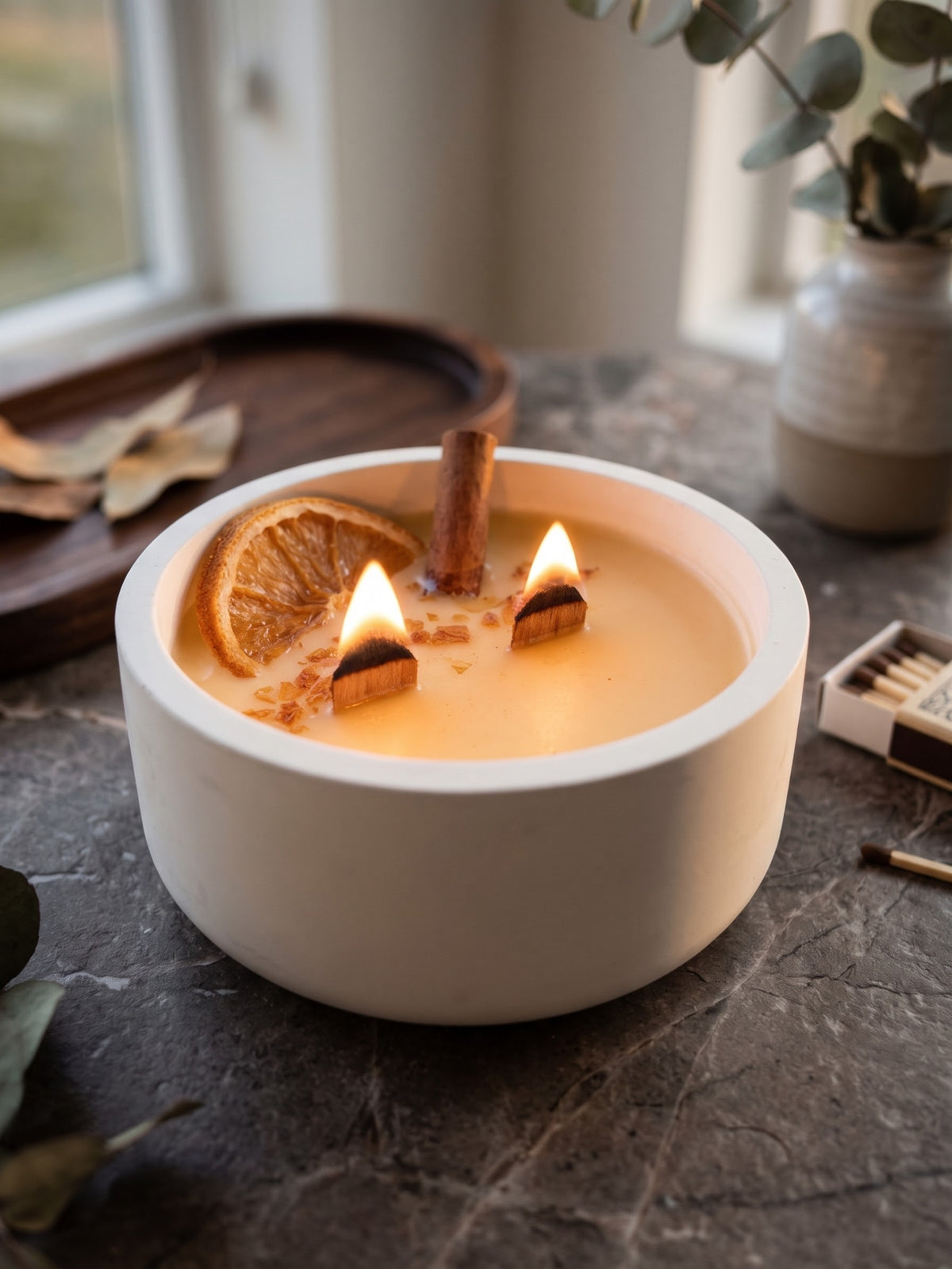 Vela canela y naranja